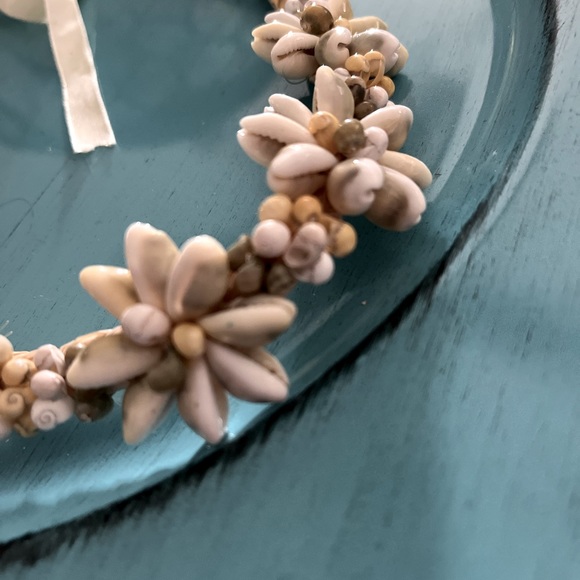 Beautiful Shell Necklace - Picture 2 of 3